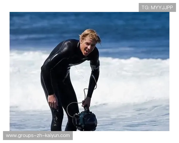 冲浪选手与海豹“抢浪”,全网笑疯 冲浪选手与海豹“抢浪”,全网笑疯